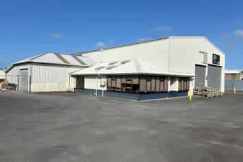 Clear Span Warehouse with Gantry Crane