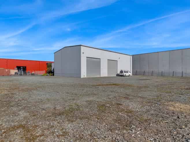 Standalone industrial with generous secure yard