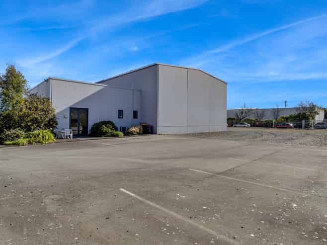 Standalone industrial with generous secure yard