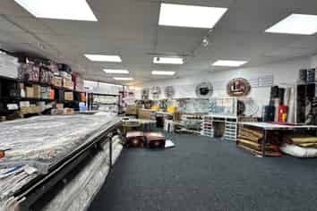 AMAZING RETAIL IN CENTRAL NEW LYNN
