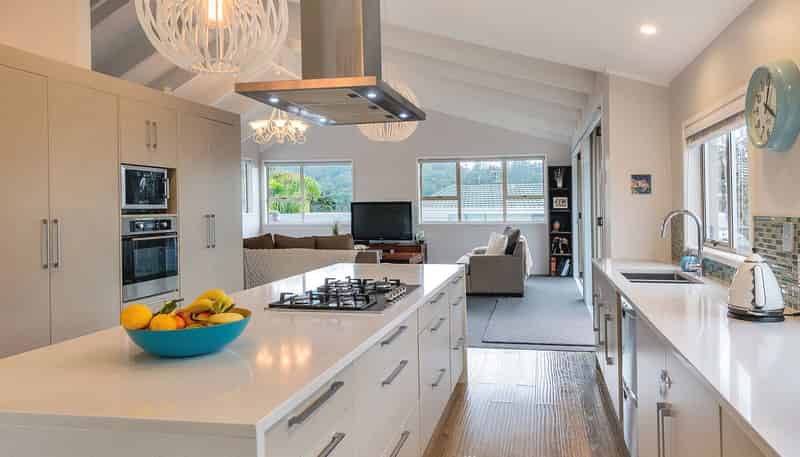 9 Valerie Crescent, Okura