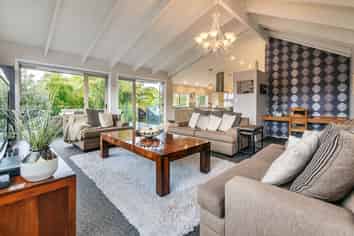 9 Valerie Crescent, Okura