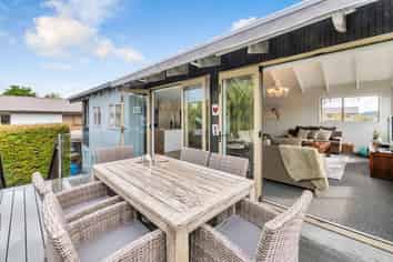 9 Valerie Crescent, Okura