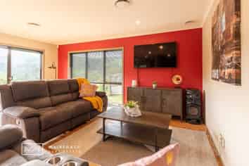7 Percy Kinsman Crescent, Riverstone Terraces