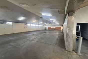 1000sqm Storage/Workshop at a  Very Competitive Rental 