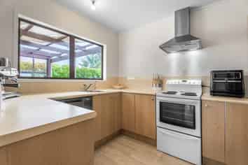 8 Chipping Dale, Mangere Bridge