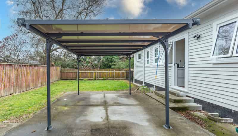 75 Queen Street West, Levin