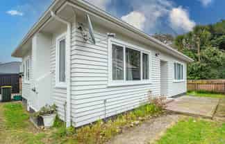 75 Queen Street West, Levin