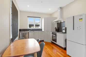 75 Queen Street West, Levin