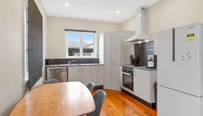 75 Queen Street West, Levin