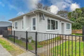 75 Queen Street West, Levin
