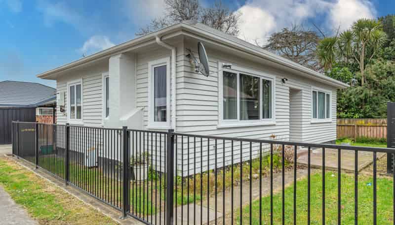 75 Queen Street West, Levin
