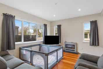 75 Queen Street West, Levin