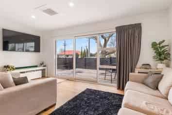 75b Queen Street West, Levin