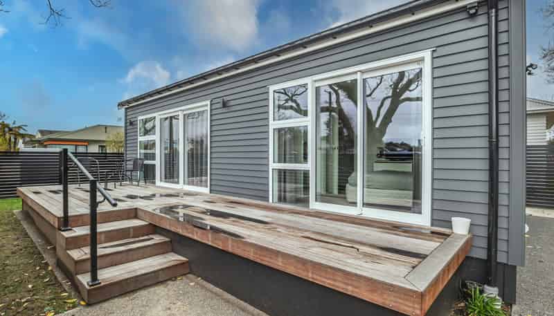75b Queen Street West, Levin