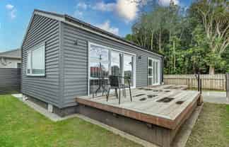 75b Queen Street West, Levin