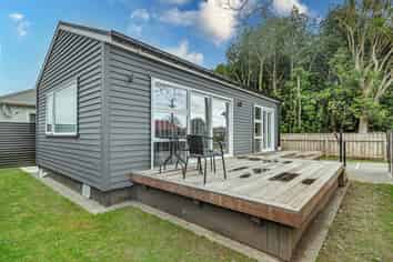 75b Queen Street West, Levin