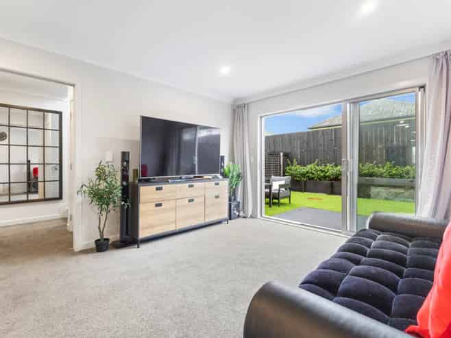 58 Paretaiuru Crescent, Papakura