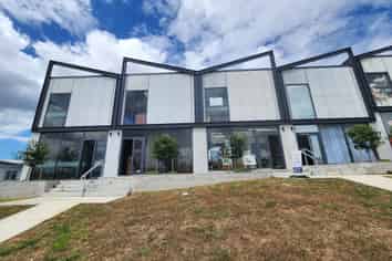 100 sqm High-Visibility Westgate for Lease