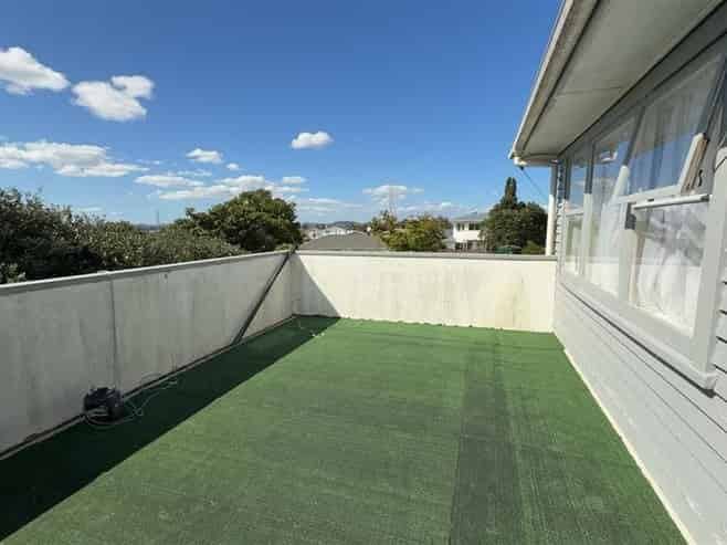 26 Tiroroa Avenue, Te Atatu South