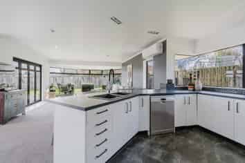 12 Sunny Dale, Western Heights