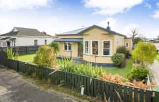17 Douglas Street, West End