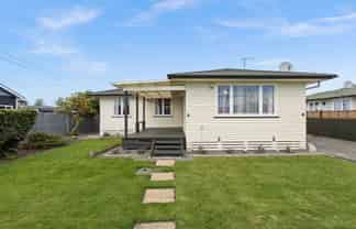 808 Park Road South, Akina