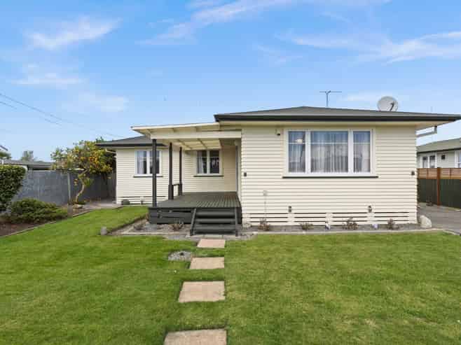 808 Park Road South, Akina