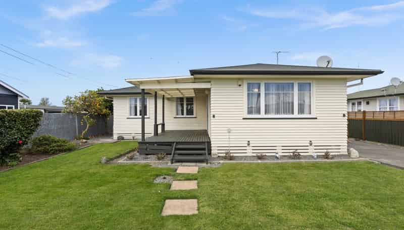 808 Park Road South, Akina