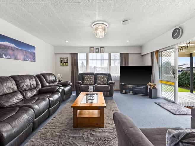 808 Park Road South, Akina