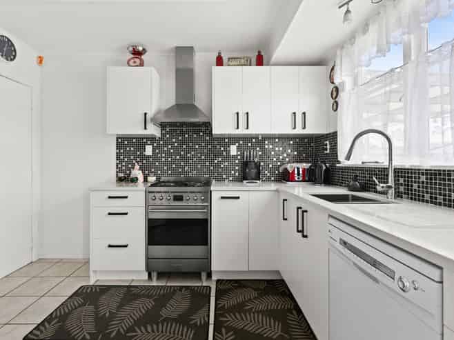 808 Park Road South, Akina