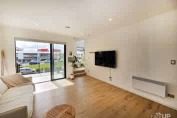 83c Hobsonville Point Road, Hobsonville