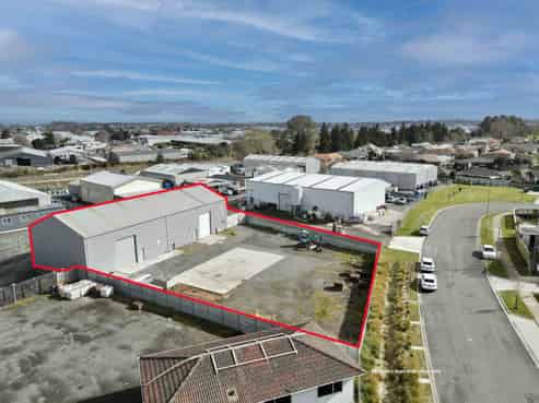 Industrial unit with large secure yard