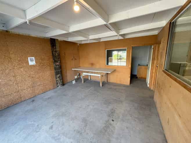 Industrial unit with large secure yard