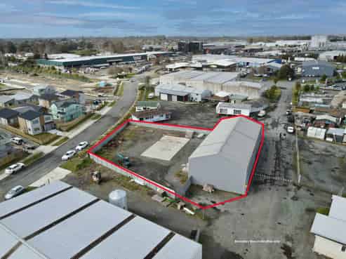 Industrial unit with large secure yard