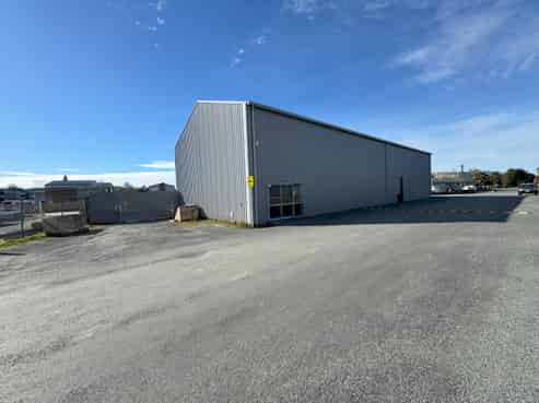 Industrial unit with large secure yard