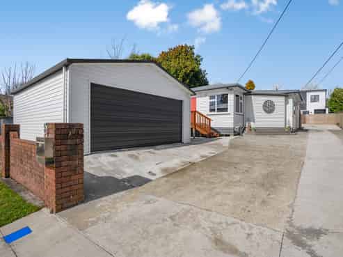 15 Rowe Parade, Wainuiomata