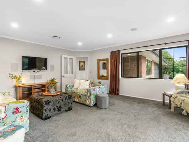 6 Nimmo Avenue West, Waikanae