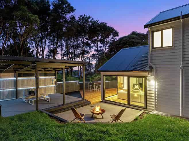 25 Longfellow Parade, Titirangi