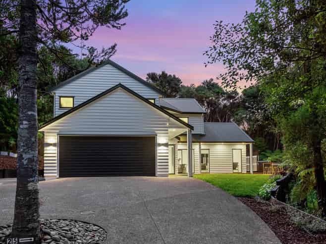 25 Longfellow Parade, Titirangi