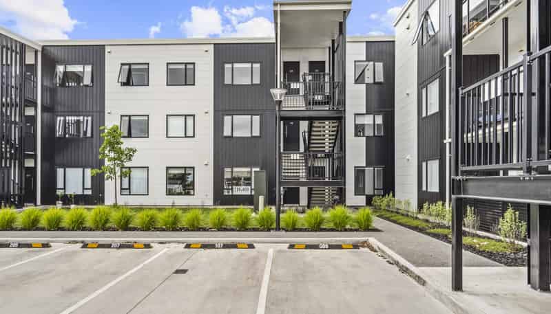 102/17 Vialou Street, Hamilton Central