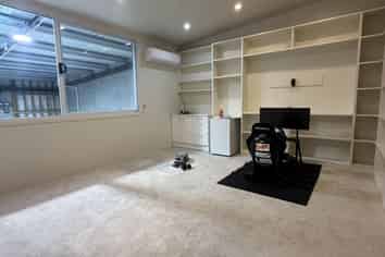 85sqm Warehouse + Hoist - Perfect for Business!
