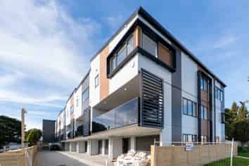 2/127 Stoddard Road, Mount Roskill