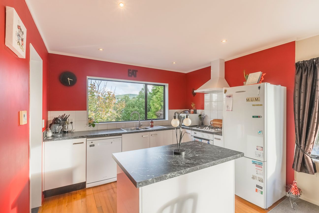 Motivated Vendor - Large 250sqm Townhouse - Bild 3