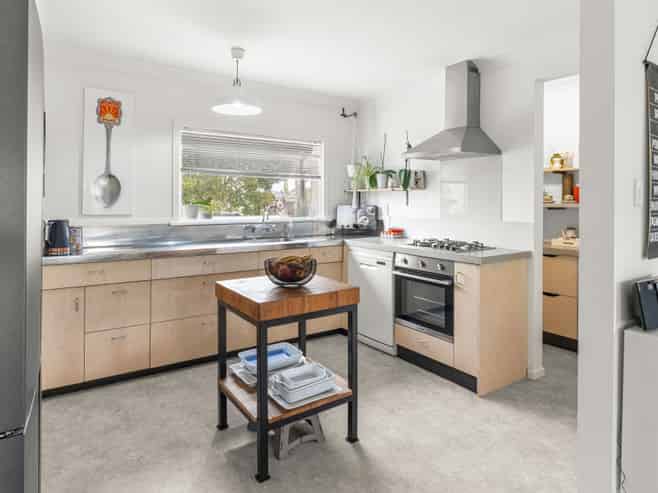 94 Queen St West, Levin