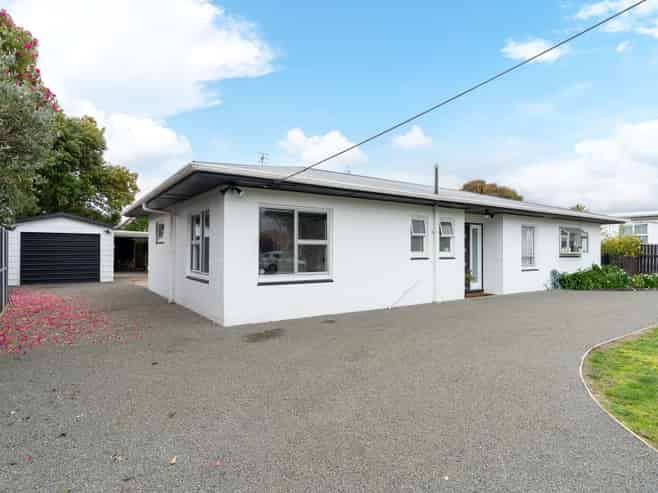 94 Queen St West, Levin