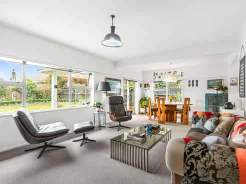 94 Queen St West, Levin