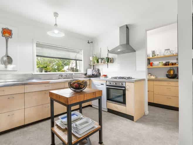94 Queen St West, Levin