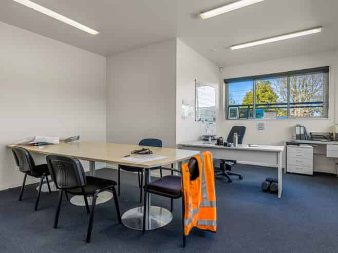 Functional 1,800sqm warehouse facility