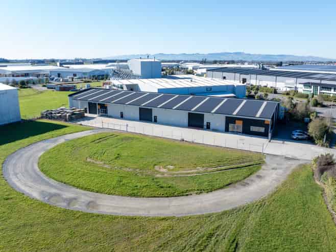 Functional 1,800sqm warehouse facility